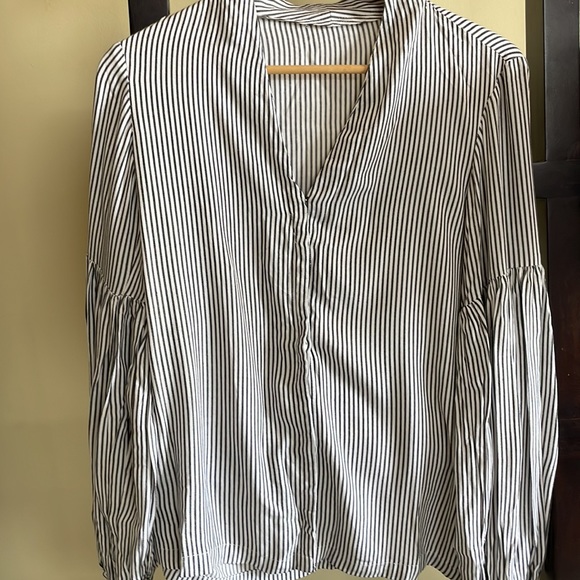 Beautiful Inmark balloon sleeves striped top, size M-L. - Picture 5 of 5